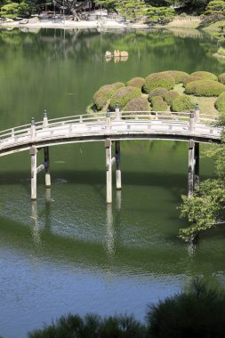 Ritsurin bahçesinde Engetsu köprüsü ve güney gölü, Takamatsu, Kagawa, Japonya