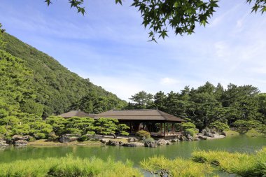 Ritsurin bahçesinde Kikugetsu çay evi ve güney gölü, Takamatsu, Kagawa, Japonya