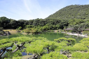 Ritsurin bahçesinde Kikugetsu çay evi ve güney gölü, Takamatsu, Kagawa, Japonya