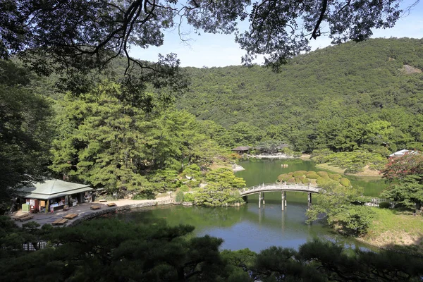 South lake, view from Hirai hill in Ritsurin garden, Takamatsu, Kagawa, Japan — стоковое фото