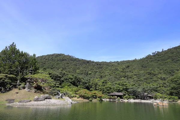 Casa de té Kikugetsu y lago sur en el jardín Ritsurin, Takamatsu, Kagawa, Japón — Foto de Stock