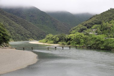 Kochi, Japonya'da Shimanto nehri üzerinde Iwama düşük su köprüsü
