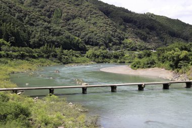 Kochi, Japonya'da Shimanto nehri üzerinde Nagaoi düşük su köprüsü