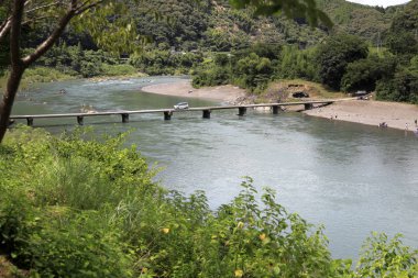 Kochi, Japonya'da Shimanto nehri üzerinde Nagaoi düşük su köprüsü