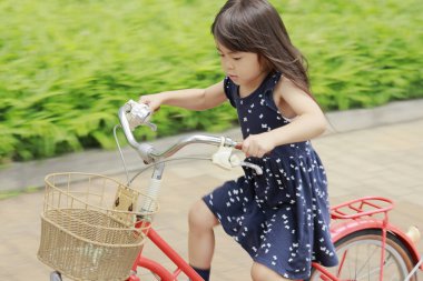 Japon kız Bisiklete binme (4 yaşında)