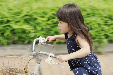 Japon kız Bisiklete binme (4 yaşında)