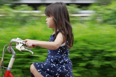 Japon kız Bisiklete binme (4 yaşında)