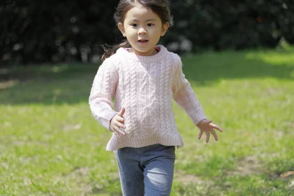 Japonais fille courir sur l herbe (4 ans ) — Photo