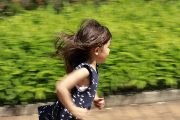 夏に日本の女の子を実行しています(4歳) — ストック写真
