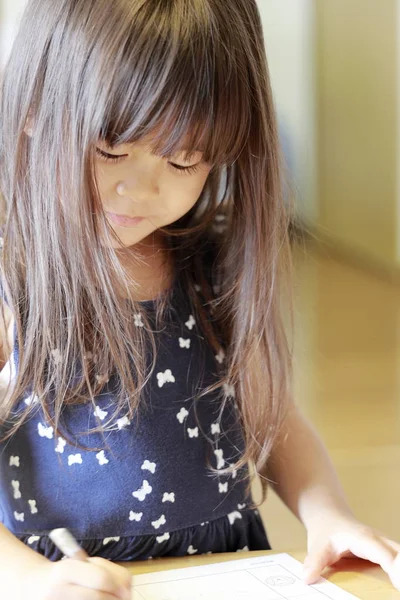 Evde Japon kız eğitimi (4 yaşında) — Stok fotoğraf
