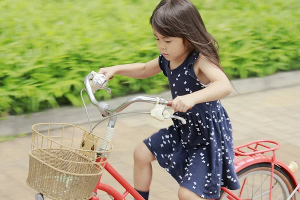 自転車に乗る日本の女の子(4歳)) — ストック写真