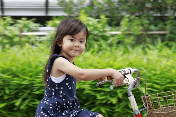 自転車に乗る日本の女の子(4歳)) — ストック写真