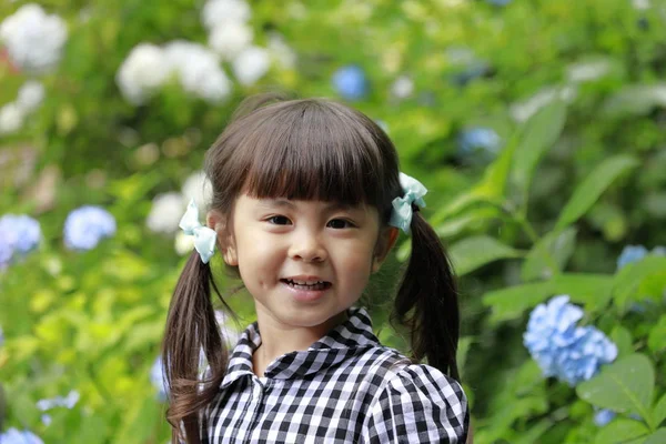 Menina japonesa e hortênsia (4 anos ) — Fotografia de Stock