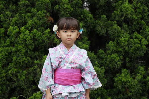 Yukata Japon kız, Japon geleneksel gece giysileri (4 yaşında) — Stok fotoğraf