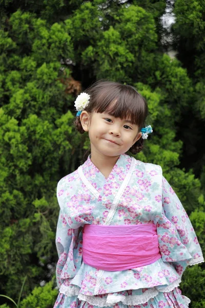 Japanisches Mädchen in Yukata, traditioneller japanischer Nachtkleidung (4 Jahre alt)) — Stockfoto