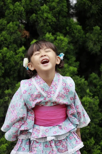 Menina japonesa em Yukata, roupa de noite tradicional japonesa (4 anos ) — Fotografia de Stock