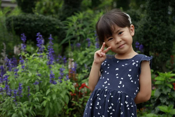 Ιαπωνικό κορίτσι σε πράσινο (4 χρονών) — Φωτογραφία Αρχείου