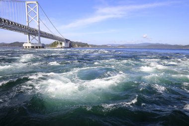 Tokushima, Japonya'da Naruto girdapları ve Onaruto köprüsü