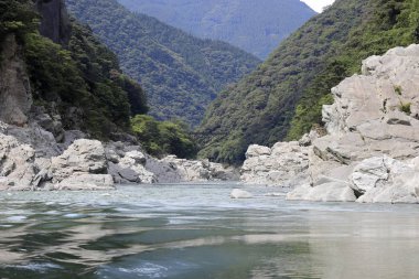 Yoshino nehrindeki Oboke geçidi, Tokushima, Japonya