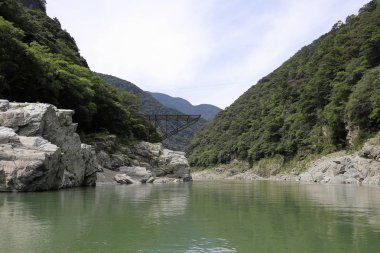 Yoshino nehrindeki Oboke geçidi, Tokushima, Japonya