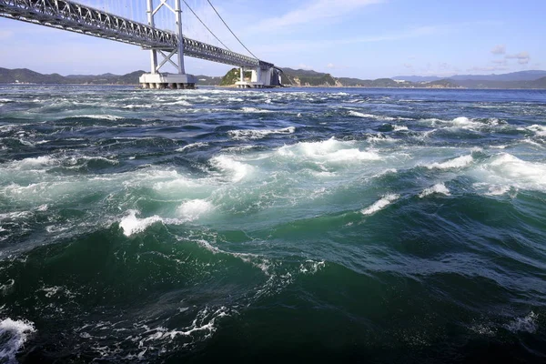徳島の鳴門渦とオナルト橋 — ストック写真