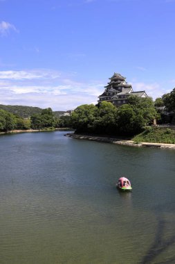 Japonya, Okayama 'daki Okayama Kalesi ve Asahi Nehri' nin kalesi.