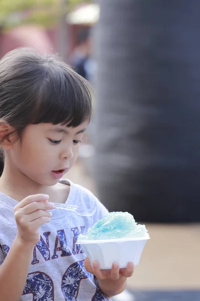 Japans meisje eet geschoren ijs (4 jaar oud) — Stockfoto