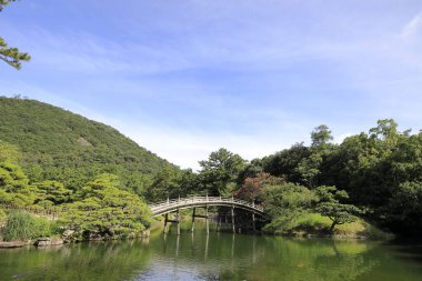 Ritsurin bahçesinde Engetsu köprüsü ve güney gölü, Takamatsu, Kagawa, Japonya