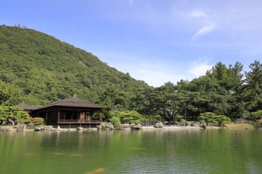 Ritsurin bahçesinde Kikugetsu çay evi ve güney gölü, Takamatsu, Kagawa, Japonya