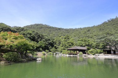 Ritsurin bahçesinde Kikugetsu çay evi ve güney gölü, Takamatsu, Kagawa, Japonya