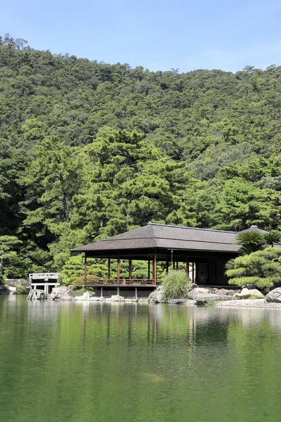 Kikugetsu tehus och South Lake i ritsurin Garden, Takamatsu, Kagawa, Japan — Stockfoto