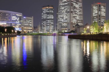 Yokohama tarihi kulesi ve Japonya 'daki Kraliçe Meydanı Yokohama (gece sahnesi))