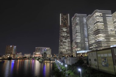 Yokohama tarihi kulesi ve Japonya 'daki Kraliçe Meydanı Yokohama (gece sahnesi))
