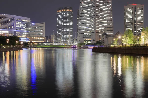 Yokohama-Wahrzeichen turm und königsplatz yokohama in japan (nachtszene) — Stockfoto