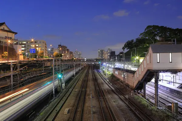 Estação Kanagawa e ferrovia da linha Tokaido (cena noturna ) — Fotografia de Stock