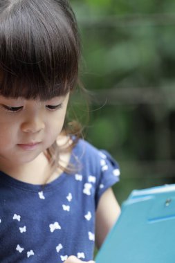 Japon kız bir çizim yapıyor (4 yaşında))