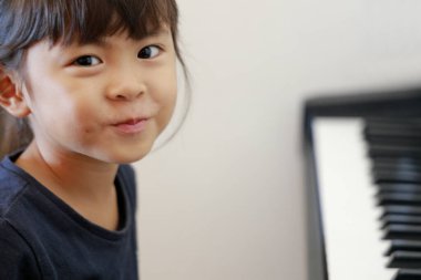 Piyano çalan Japon kız (4 yaşında))