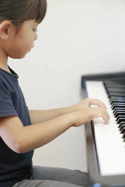 Japans meisje speelt piano (4 jaar oud)) — Stockfoto
