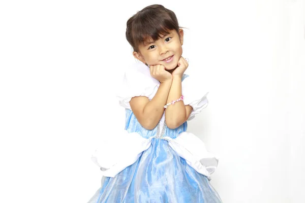 Japanisches Mädchen in einem Kleid, das Kinn in den Händen ruht (4 Jahre alt)) — Stockfoto