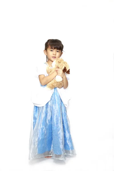 Menina japonesa em um vestido segurando um coelho de pelúcia (4 anos ) — Fotografia de Stock