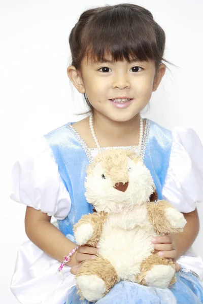 박제 토끼를 들고 있는 드레스를 입은 일본인 소녀 (4 세 )) — 스톡 사진