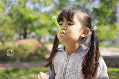 Japon kız yeşil baloncukla oynuyor (5 yaşında))