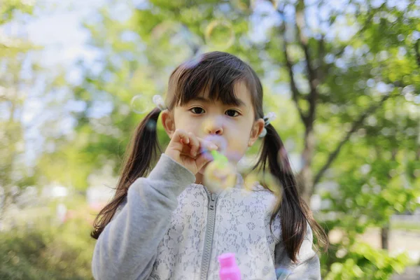 Menina Japonesa Brincando Com Bolha Verde Anos — Fotografia de Stock