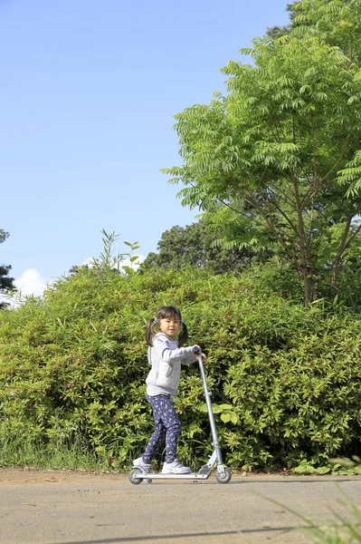 Japanisches Mädchen Auf Einem Roller Jahre Alt — Stockfoto