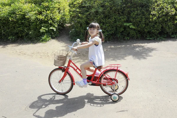 自転車に乗る日本人の女の子 — ストック写真
