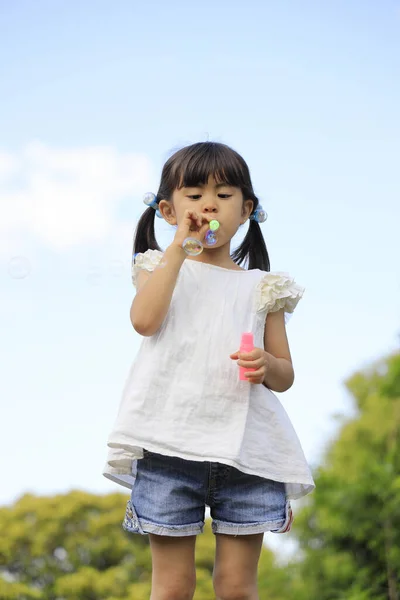 Menina Japonesa Brincando Com Bolha Sob Céu Azul Anos — Fotografia de Stock