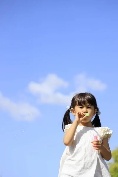 Японська Дівчина Грає Міхуром Під Блакитним Небом Років — стокове фото