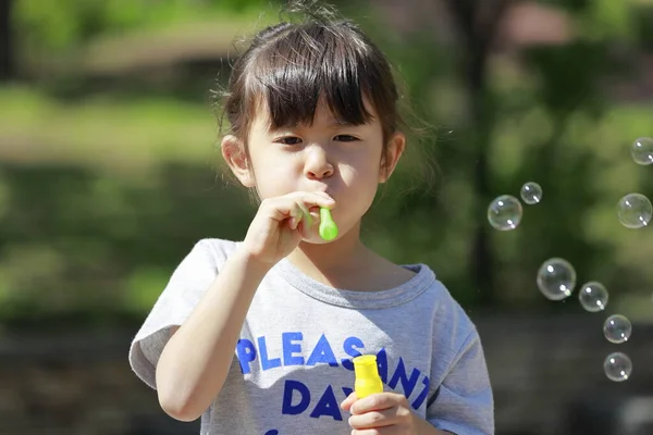 Japon Kız Yeşil Baloncukla Oynuyor Yaşında — Stok fotoğraf