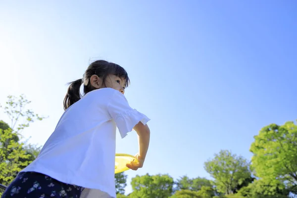 Japonská Dívka Hraje Létající Disk Let — Stock fotografie