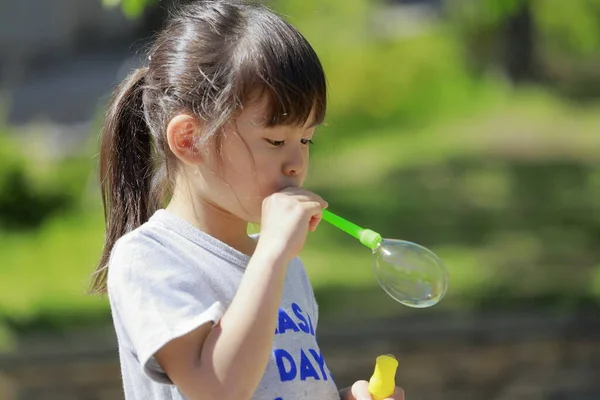 緑の泡で遊ぶ日本人女の子 — ストック写真